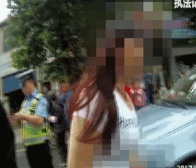 女司机展现驾驶技能与独特风采的最新视频欣赏