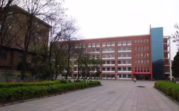 以下是根据您的要求，对历届国家领导人政绩的系统性总结和分析，，毛泽东，建立新中国，领导中国人民经过长期的革命斗争，推翻了 三座大山，建立了中华人民共和国，使中国人民从此站了起来，成为国家的主人。，社会主义改造，领导完成了对农业、手工业和资本主义工商业的社会主义改造，实现了从新民主主义到社会主义的转变，确立了社会主义基本制度，为当代中国一切发展进步奠定了根本政治前提和制度基础。，国防与外交，领导抗美援朝战争，捍卫了国家安全；推动 两弹一星 等国防科技事业发展，提升了中国的国际地位；同时积极开展外交